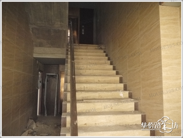 入户门处的楼梯,墙上已经开始贴砖了