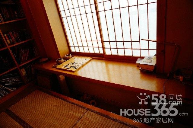满5年,3室2厅2卫,149m2,两卧室朝南,阳光充足,格局超棒,精装修,全实木高档家具,水电,天然气,洗衣机,所有配置都齐全,羊皮沙发和实木大床,空调,卧室内高档全实木地板,拎包即住,省去你装修的时间金钱精力,更省去你装修后散甲醛有害气体的时间成本,让你和家人孩子即时入住,无健康之忧,有一个精致的日式榻榻米,非常舒适,适合你和朋友孩子在上面悠闲玩耍,睡觉学习都可以,有非常宽敞的大阳台,更送一个非常大的院子,院子里筑有2个花坛,自己可以种一些有机的蔬菜或花草,而且在1楼,出门非常方便,不用承担电梯物业费,
