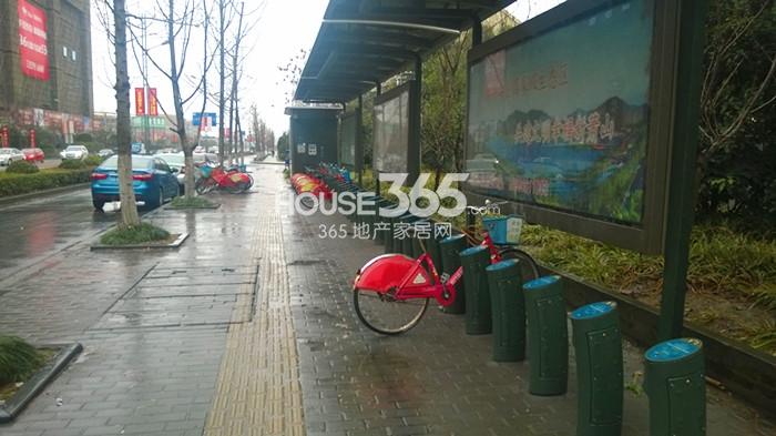 中国铁建青秀城周边配套——公共自行车租赁点 2015年2月摄 